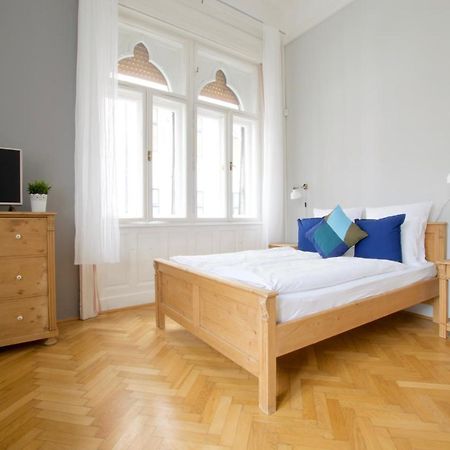 Budget Apartment By Hi5 - Palace Quarter Budapest Bagian luar foto