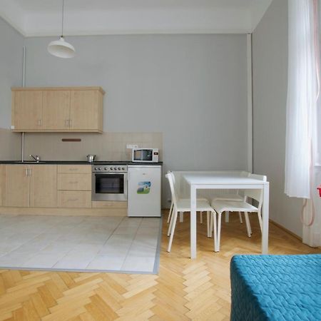 Budget Apartment By Hi5 - Palace Quarter Budapest Bagian luar foto