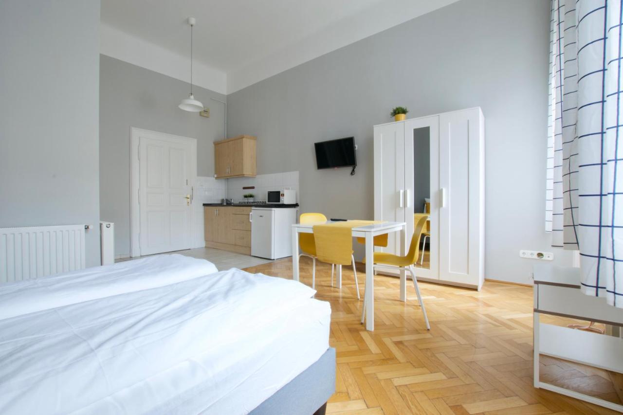 Budget Apartment By Hi5 - Palace Quarter Budapest Bagian luar foto