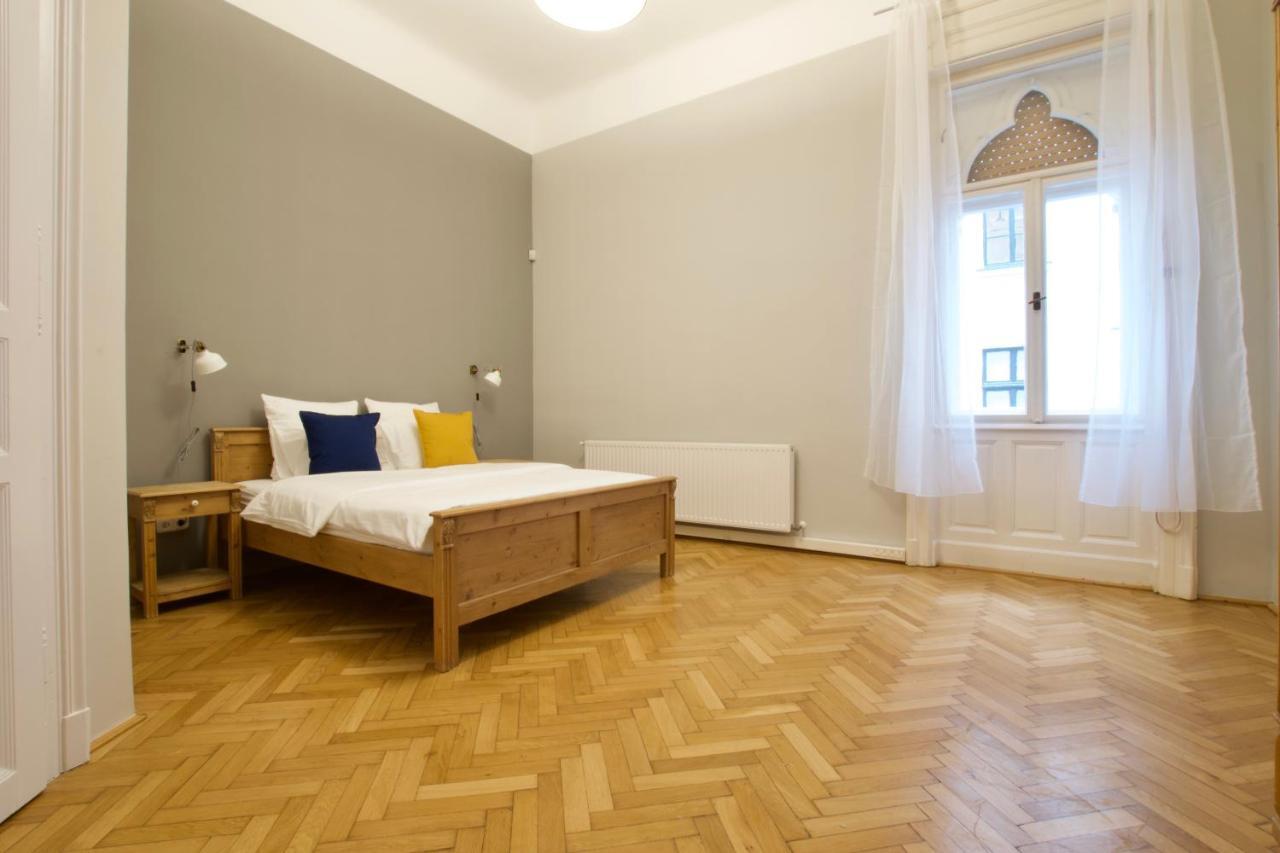 Budget Apartment By Hi5 - Palace Quarter Budapest Bagian luar foto